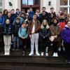 Die Schülergruppe aus Falaise vor dem Neuschter Rathaus.
