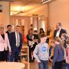 Bürgermeister Franz Josef Sauer (hinten rechts) begrüßte zusammen mit Kindern der Kindertagesstätte die Ministerin Ulrike Scharf (Dritte von links) und stellte das MGH vor.