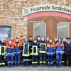 Dritter Bürgermeister Gerd Endres und die für die Ausbildung Verantwortlichen nahmen die erfolgreichen 17 Prüflinge in ihre Mitte. Von links: 3. BGM Gerd Endres, Christian Hogen (Komm. FFW Stammheim), Sven Borst (Komm. Herlheim), Harald Ebert (Oberspiesheim), KBM Daniel Scheller. Rechts von den Teilnehmern: KBM Thomas Heffels, KBM Rainer Wischer, KBI Reinhold Achatz, Michael Berchtold (Komm. FFW Gernach), Simon Eberlein, Vors. Feuerwehrverein Gernach.