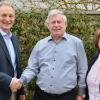 Am Sonntag feierte Hilmar Spiegel seinen 80. Geburtstag. Bürgermeister Horst Herbert (links) gratulierte im Namen der Gemeinde. Bei seinem Engagement zur Bewahrung der Geschichte konnte Spiegel stets auf die Unterstützung seiner Frau Gisela (rechts) zählen.