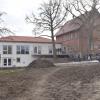 Auf den Platz vor dem neuen Dorfgemeinschaftshaus mit ehemaligem Pfarrhaus soll noch ein Spielplatz entstehen. Auf den Platz vor dem neuen Dorfgemeinschaftshaus mit ehemaligem Pfarrhaus soll noch ein Spielplatz entstehen.