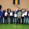 Beim Gemeindeempfang in Sennfeld wurde ehrenamtliches Engagement mit der silbernen und bronzenen Bürgermedaille gewürdigt. Dabei waren (von links) Zweiter Bürgermeister Helmut Heimrich, Bürgermeister Oliver Schulze, Landrat Florian Töpper, Altbürgermeister Emil Heinemann (Goldene Gedenkmedaille), Michael Klüpfel, Douglas Dashwood-Howard, Kurt Geyer, Karin Ramming, Sebastian Tietze, Janka Wozny, Jürgen Bandorf, Christian Birkmeyer, Fredi Pfister, Frank Limbach. Beim Gemeindeempfang in Sennfeld wurde ehrenamtliches Engagement mit der silbernen und bronzenen Bürgermedaille gewürdigt. Dabei waren (von links) Zweiter Bürgermeister Helmut Heimrich, Bürgermeister Oliver Schulze, Landrat Florian Töpper, Altbürgermeister Emil Heinemann (Goldene Gedenkmedaille), Michael Klüpfel, Douglas Dashwood-Howard, Kurt Geyer, Karin Ramming, Sebastian Tietze, Janka Wozny, Jürgen Bandorf, Christian Birkmeyer, Fredi Pfister, Frank Limbach.