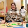 In ihrer Ausbildung zur Kinderpflegerin haben Azubis der Berufsfachschule in Ochsenfurt ein Brettspiel gebastelt. Kultus-Staatssekretärin Anna Stolz (rechts) hat der Schule im Rahmen der "Woche der Aus- und Weiterbildung" die Berufsschule Ochsenfurt-Kitzingen besucht.