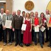 Ehrungen bei der Jahresversammlung des Schützengaues Rhön-Grabfeld. Im Bild (von links) stellvertretender Landrat Bruno Altrichter, Günter Valtenmeier, Bürgermeister Martin Schmitt, Martin Härter, Siegbert Stengel, Uli Schmitt, Harald Keym, Heidi Schmitt, Kerstin Guthardt, Peter Gmeiner, Petra Golz, Dieter Kraus, Bernhard Federlein, Mathias Dörrie.
