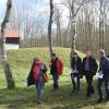 Mitglieder des Verwaltungs- und Bauausschusses schauten sich vor Ort beim Hochbehälter das Gelände an. Bürgermeister Wolfgang Lampe hatte hier die Idee, ein Naturgelände zu schaffen, das die Uffenheimer Kindergärten nutzen können.