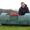 Thulbas „Greenkeeper“ Cedric Werner (im Bild) benutzt zur Sportplatz-Pflege unter anderem einen via App steuerbaren Mähroboter. Eine lohnende, aber auch energie-effiziente Anschaffung angesichts der insgesamt drei Spielfelder.