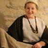 Schlossführerin Angharad Beyer erweckt eine Frau aus der Jungsteinzeit zum Leben. 