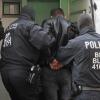 Bei einer Razzia in der Region Würzburg wurden sechs Personen festgenommen. Im Symbolbild zu sehen: Ein Mann wird von Polizisten bei einer Razzia in Berlin abgeführt.