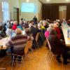 Referentin Petra Dlugosch vorne bei ihrer Power-Point Präsentation  in der Arche.