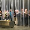 Präzises Singen hinter Schlachthaus-Vorhängen: Regisseur Matthew Ferraro (links) tüftelt mit dem Männerchor an einer Szene.