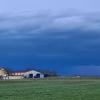 Eine Unwetterfront überquerte am Montagabend Alitzheim. In der Ferne sieht man bereits erste Blitze. Das Gewitter streifte die Region zum Glück nur, dennoch gab es auch heftige Sturmböen und starken Regen, wie unsere Leserin Andrea Michaelis schreibt.