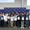 FAU-Präsident Prof. Dr. Joachim Hornegger beim Festakt der 62. Mathe-Olympiade mit Yizhou Huang (3. von rechts) und zwölf weiteren Preisträgerinnen und -trägern, die den 2. Preis erhalten haben.