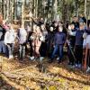Schülerinnen und Schüler der Umweltschule Frammersbach bauten im Wald der Bayerischen Staatsforsten einen Zaun für die Pflanzung von Tannen.
