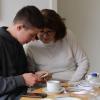 Ben Kunitzty (links) erklärt Gerlinde Stumpf den Unterschied zwischen WhatsApp-Profilbild und WhatsApp-Status bei einer Tasse Kaffee und einem Stück Kuchen. Ben Kunitzty (links) erklärt Gerlinde Stumpf den Unterschied zwischen WhatsApp-Profilbild und WhatsApp-Status bei einer Tasse Kaffee und einem Stück Kuchen.