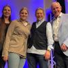 Ein königliches Erinnerungsfoto muss sein: Fritz Egner mit (von links) Gärtnerkönigin Elena Eden, Siedlerkönigin Lea Schäfer sowie Hofrat und Kulturreferent Walter Vierrether. 