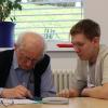 Max Appelmann (rechts) erklärt Peter Keller das Smartphone: Die Mittelschule Eußenheim hat Hilfe für Erwachsene angeboten.
