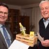 Bürgermeister Burkhard Klein (links) gratulierte Horst Kohlberger zu 80. Geburtstag.