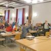Sabine Mattenheimer und Helmut Siefritz  (vorne rechts stehend) freuten sich, dass sie beim Französischen Abend in Gochsheim neben den bekannten Gesichtern der Deutsch-Französischen Partnerschaft auch drei Sennfelder und drei Neuzugänge begrüßen durfte. Zu Beginn grüßten die Gochsheimer Teilnehmer die französischen Freunde via Skype, bevor sie Informationen und französische Spezialitäten bekamen.