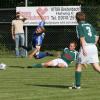 Beobachtet vom Ramsthaler Spielertrainer Jürgen Heil (rechts), wird Sulzthals Bastian Knauer von Christian Kress zum Fliegen gebracht.