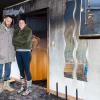 Nicole und Andreas Hußeneder stehen in ihrer ausgebrannten Wohnung in Wegfurt. Das Feuer hatte sich vom Spitzboden aus in das darunter liegende Geschoss ausgebreitet.