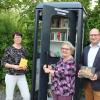 Eine alte Telefonzelle haben 2022 die inzwischen verstorbene Patricia Reinhart (links), ihr Ehemann Erwin (nicht auf dem Foto) sowie Irmgard Manger (Mitte) zur "Büchertauschbörse" umfunktioniert.  Bürgermeister Tobias Seufert freute sich über die tolle Aktion.