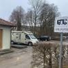 Wenig attraktiv sind die Wohnmobilstellplätze, die noch dazu von Autos zugeparkt werden. Mit der Sanierung des Parkplatzes in der Lache soll sich das ändern.