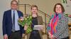 Die Volker-Hinniger-Preisträgerin 2023 Alexandra Hojenski (Mitte) erhält von Oberbürgermeister Andreas Starke die Urkunde und Blumen von Kulturreferentin Ulrike Siebenhaar.