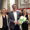 Christiane Wichmann und Leonie Kuhn (Architekturbüro Perleth) übergeben das 150-seitige Entwicklungskonzept an Bürgermeister Harald Hofmann.