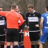Nach der Roten Karte gegen Philipp Schlarb (verdeckt) diskutierten die Geesdorfer Spieler mit dem Schiedsrichter. Nach der Roten Karte gegen Philipp Schlarb (verdeckt) diskutierten die Geesdorfer Spieler mit dem Schiedsrichter.