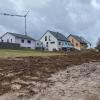 Nahe der Alaskastraße im ehemaligen US-Quartier Yorktown in Schweinfurt wurden Teile des von den Amerikanern errichteten Zauns abgerissen. Daraufhin wurden Kritik und Spekulationen laut.