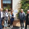 Zusätzliche Tafeln für den Dorfrundgang in Zeilitzheim hat der historische Arbeitskreis angebracht (von links): Bürgermeister Horst Herbert, Kurt Scheuering (hist. Arbeitskreis), Theresa Ott (ILE), Jonas Redweik (Gemeinderatsmitglied und Hausbesitzer) sowie Hilmar Spiegel (hist. Arbeitskreis und Kreisarchivpfleger).