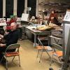 Jede Woche treffen sich Künstlerinnen und Künstler der Gruppe Sepia, um im Atelier von Renate Jung gemeinsam zu malen, zu essen und zu diskutieren.
