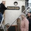 Leschek Biskup (links) hängt im Beisein von Else Prause und Lajos Meszaros das Sternwirtsgassen-Schild auf.