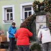 Edeltraud Sander, Heidi Öttinger, Margot Schulz, Ilse Zeller und Annelie Pötzl beim Schmücken des Brunnens.
