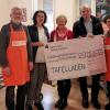 Freude über den Spendenscheck (von links): Katrin Beuschlein (Leitung Tafelarbeit), Reinhard Kluge (Förderverein Tafel), Heidrun Gramlich (Kirchenpflegerin), Angelika Wolfarth (Vorsitzende Kirchengemeinderat), Pfarrer Uwe Krauß sowie Bärbel Marczinski und Monika Wokal (beide Tafelleitung).