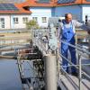 Regelmäßig kontrolliert Siegfried Pomazy, Fachkraft für Abwassertechnik, das Niveau im Nachklärbecken, das beim Umbau entfernt und dann für die Schlammfaulung und Gasgewinnung genutzt werden soll.