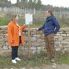 Christina Ort vom städtischen Sachgebiet Tourismus, Kultur, Messe  und Juniorchef Johannes Sack vom Weingut Johann August Sack an einer der sechs neuen Informationstafeln am Oberlaudaer Altenberg.