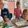 Michael, Verena Baumeister, Amelie und Marie  beim Anmalen der Eier.