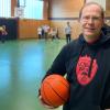Schulleiter Matthias Schuhmann organisiert den Sportunterricht mit Trainern der Würzburg Baskets für den Landkreis Kitzingen.