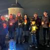 Ein Licht für den Weltfrieden entzündeten Ilse Stadelmann, Maria Conrad, Sabine Adam (verdeckt), Martina Land, Hannah Lang, Erika Schenkel, Maximilian Lang, Elisabeth Stang, Stefan Zink und Waltraud Hegwein.