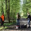 Karbachs Revierförster Matthias Huckle zusammen mit den Erzieherinnen Daniela Gram und Daniela Prokop bei der Ankunft im Wald (Archivbild).