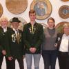 Das bisherige und das frisch gewählte Schützenmeisteramt (von links): Ehrenschützenmeister Fred Gutjahr, Zweiter Schützenmeister Roland Lewandowski, Erster Schützenmeister Alfred Bader, sein Nachfolger Maximilian Hertwig, Paola Elflein, Maria Lewandowski und Michelle Di Turo.