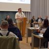 SJR-Vorsitzender Luca Häusler hielt eine Rede über Partizipation.