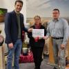 Auf dem Bild von rechts nach links zu sehen sind bei der Spendenübergabe Chris Reichenberg und Karin Dürr von der „Flammersberger – Bestattungshilfe mit Herz“ und 1. Bürgermeister Björn Jungbauer.