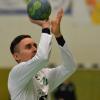 Nimmt Maß: Franz-Xaver Hetterich vom TV Marktsteft wirft beim Aufwärmen auf den Basketball-Korb. Beim anschließenden Handball-Spiel gewann seine Mannschaft zu Hause gegen die SG Regensburg II.