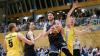 Auch die vielen Fans in der ausverkauften Dreifachsporthalle vermochten die Basketballer der TG Veitshöchheim (Mitte von links Tilman Buschbeck, Daniel Urbano) gegen Favorit TSV Breitengüßbach (links Manuel Feuerpfeil, rechts Henning Nielson) nicht zum Überraschungssieg zu tragen. 