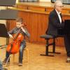 Roman Hebig (7 Jahre) mit dem Violoncello, begleitet von Musikschulleiter Mathias Weis am Flügel.