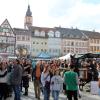 Menschenmassen drängten sich auf dem Tauberbischofsheimer Marktplatz an den Ständen des Frühlingsmarkts entlang.