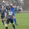 Mit Power geht der Ramsthaler Philipp Schmitt in das Kopfball-Duell mit dem Sulzthaler Lewin Schmitt, unter der Beobachtung von Jan Morper. Das Weindorf-Derby ging diesmal an die Gäste.