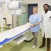 Radiologie-Chefarzt Privatdozent Dr. Manoj Mannil und die leitende MTRA Ursula Zenkert demonstrieren das neue Röntgengerät  im Caritas-Krankenhaus Bad Mergentheim.